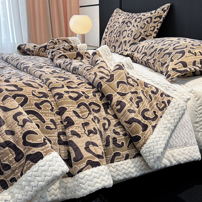 91家纺网 家纺一手货源 找家纺 倾慕家纺 2026新款雕花绒贝贝绒三层复合保暖毯 三层毯维密咖