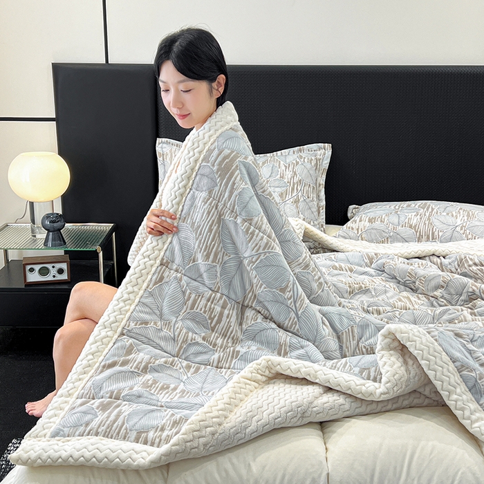 91家纺网 家纺一手货源 找家纺 倾慕家纺 2026新款雕花绒贝贝绒三层复合保暖毯 三层毯仲夏晨歌蓝