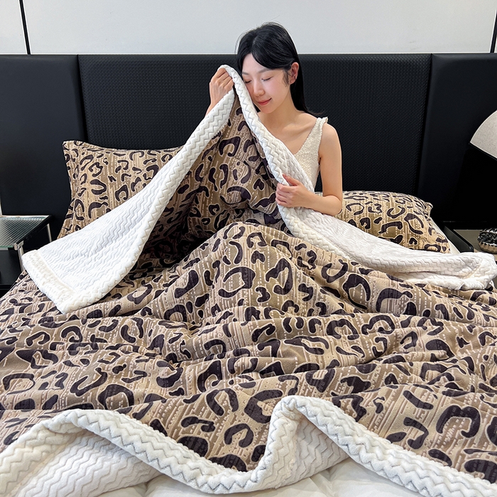 91家纺网 家纺一手货源 找家纺 倾慕家纺 2026新款雕花绒贝贝绒三层复合保暖毯 三层毯维密咖