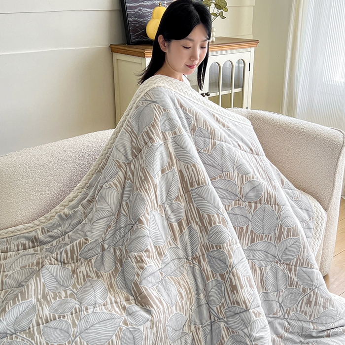 91家纺网 家纺一手货源 找家纺 倾慕家纺 2026新款雕花绒贝贝绒三层复合保暖毯 三层毯仲夏晨歌蓝