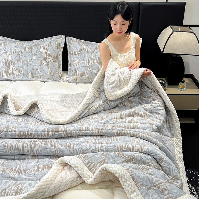 91家纺网 家纺一手货源 找家纺 倾慕家纺 2026新款雕花绒贝贝绒三层复合保暖毯 三层毯仲夏晨歌蓝