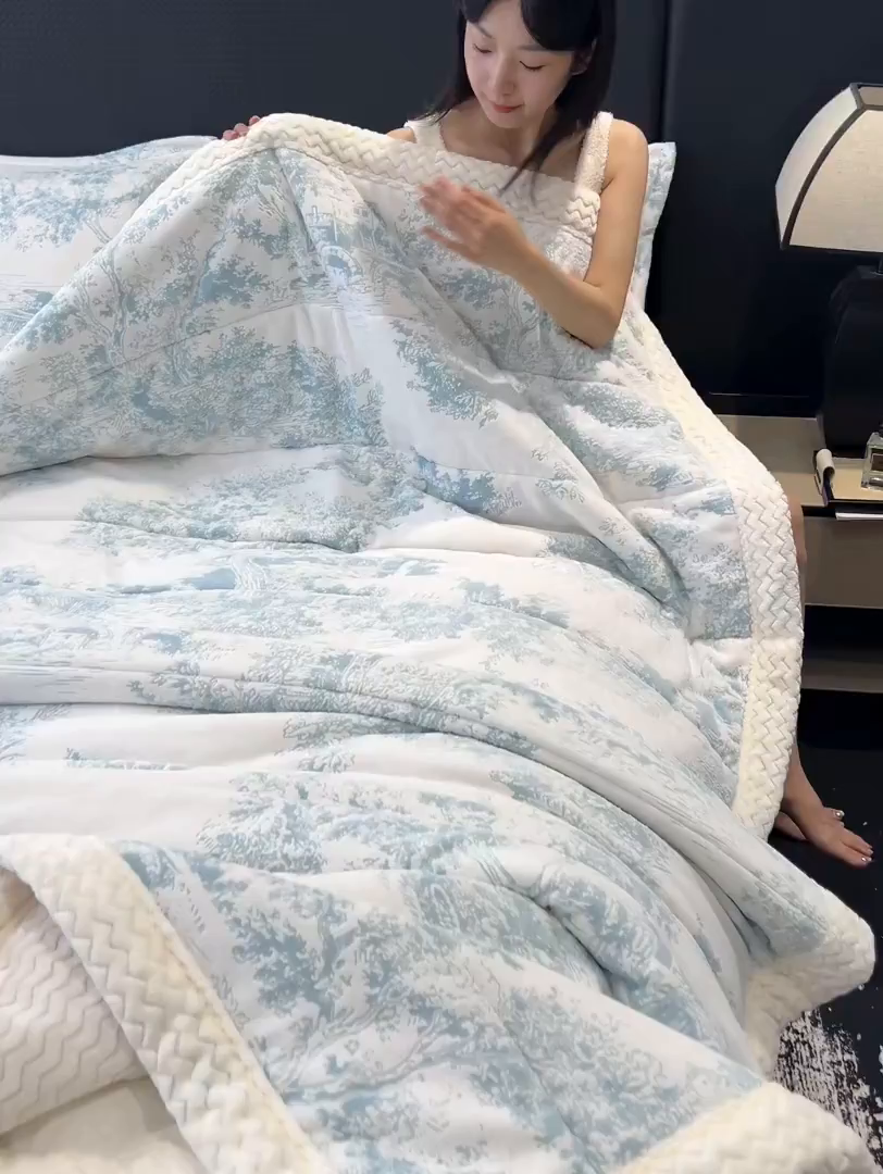 91家纺网 家纺一手货源 找家纺 倾慕家纺 2026新款雕花绒贝贝绒三层复合保暖毯 三层毯云思木想蓝