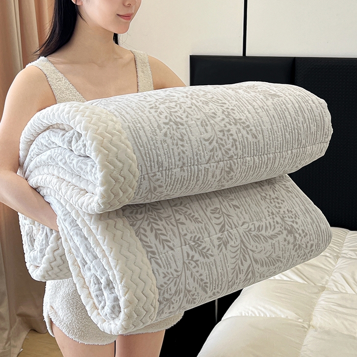 倾慕家纺 2026新款雕花绒贝贝绒三层复合保暖毯 三层毯长夏叶曼米灰