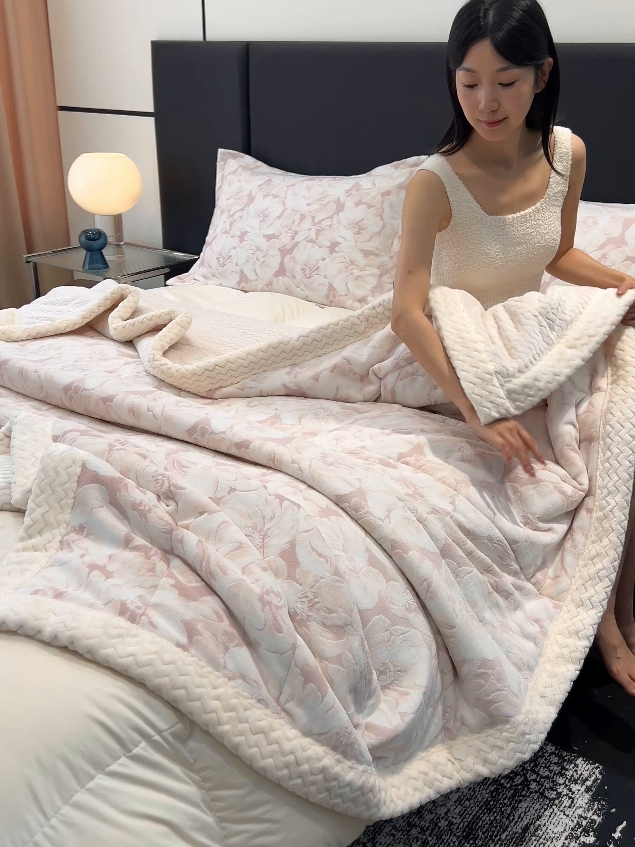 91家纺网 家纺一手货源 找家纺 倾慕家纺 2026新款雕花绒贝贝绒三层复合保暖毯 三层毯繁华倾心粉