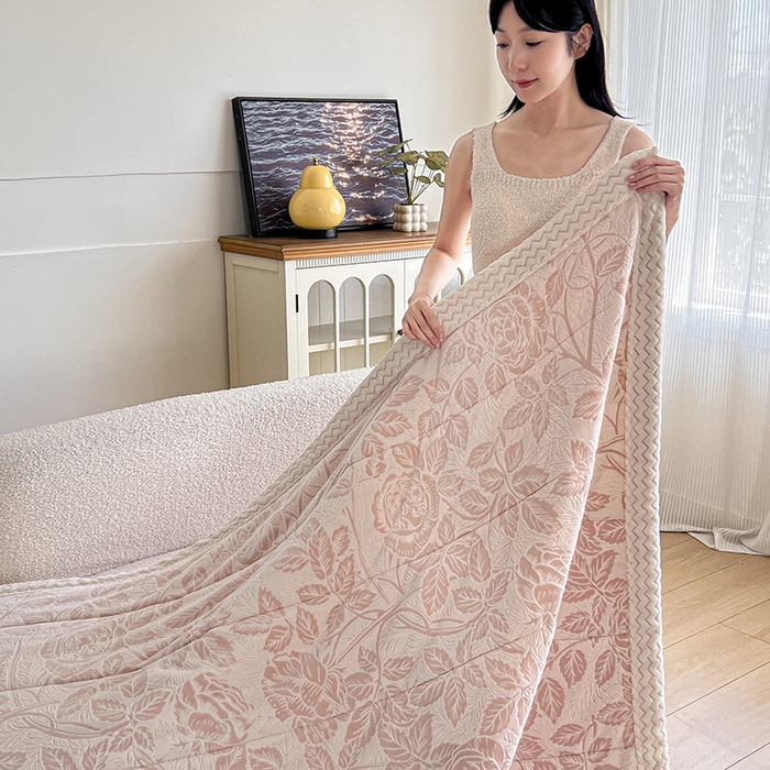 91家纺网 家纺一手货源 找家纺 倾慕家纺 2026新款雕花绒贝贝绒三层复合保暖毯 三层毯爱意浓粉