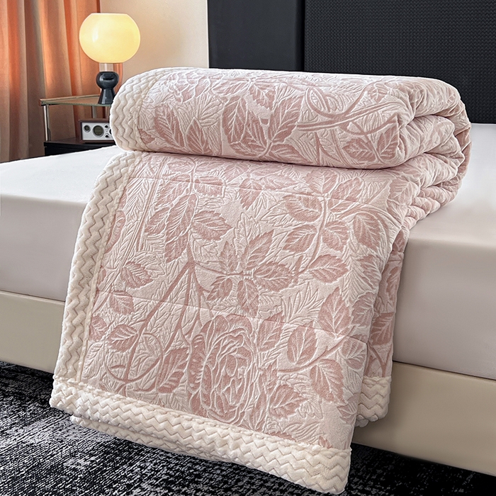 91家纺网 家纺一手货源 找家纺 倾慕家纺 2026新款雕花绒贝贝绒三层复合保暖毯 三层毯爱意浓粉