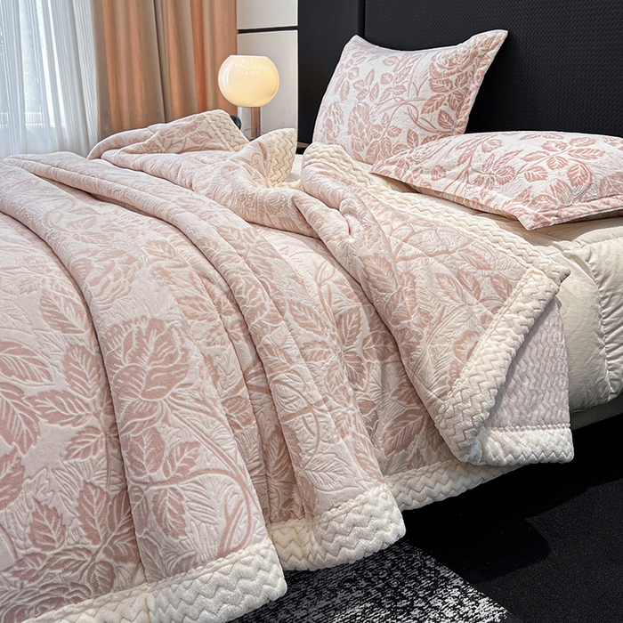 91家纺网 家纺一手货源 找家纺 倾慕家纺 2026新款雕花绒贝贝绒三层复合保暖毯 三层毯爱意浓粉