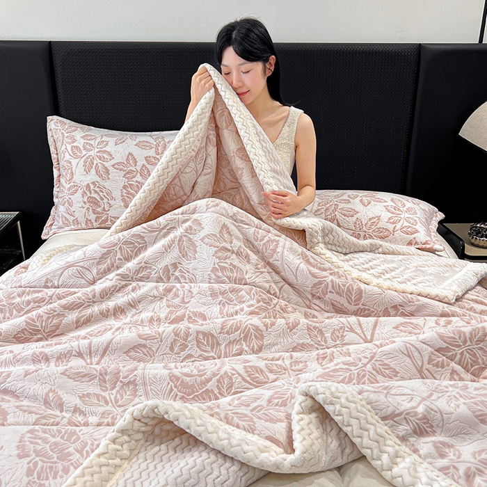91家纺网 家纺一手货源 找家纺 倾慕家纺 2026新款雕花绒贝贝绒三层复合保暖毯 三层毯爱意浓粉