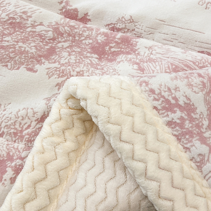 91家纺网 家纺一手货源 找家纺 倾慕家纺 2026新款雕花绒贝贝绒三层复合保暖毯 三层毯云思木想粉