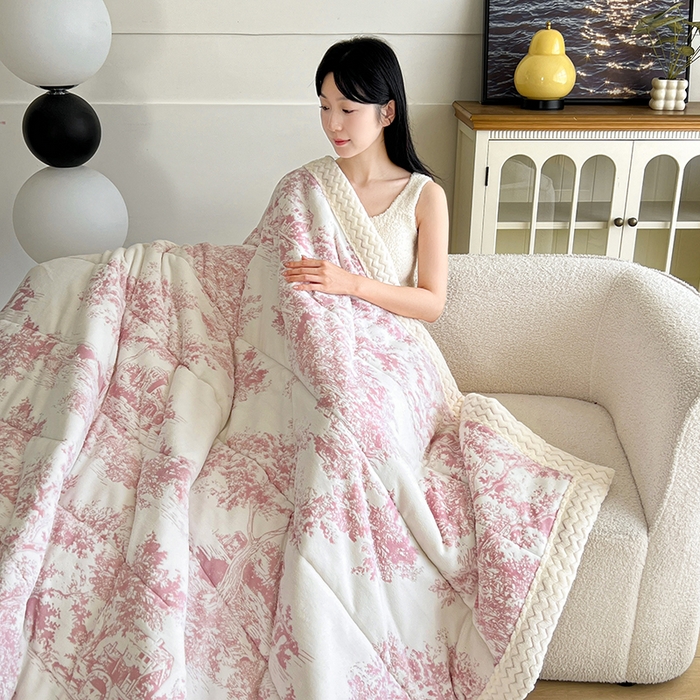 91家纺网 家纺一手货源 找家纺 倾慕家纺 2026新款雕花绒贝贝绒三层复合保暖毯 三层毯云思木想粉