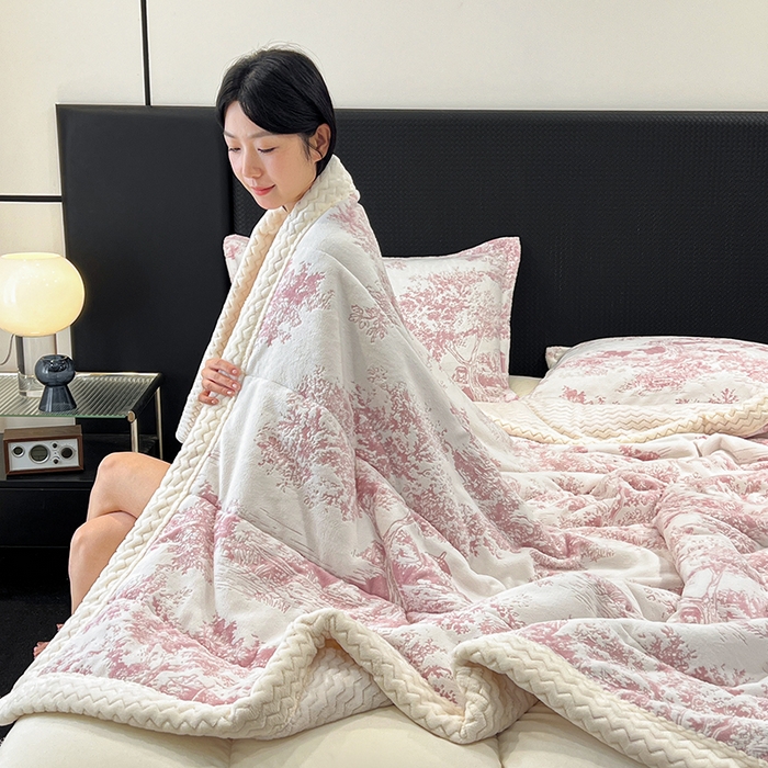 91家纺网 家纺一手货源 找家纺 倾慕家纺 2026新款雕花绒贝贝绒三层复合保暖毯 三层毯云思木想粉