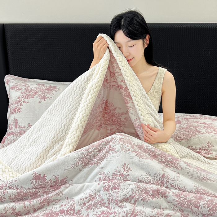 91家纺网 家纺一手货源 找家纺 倾慕家纺 2026新款雕花绒贝贝绒三层复合保暖毯 三层毯云思木想粉