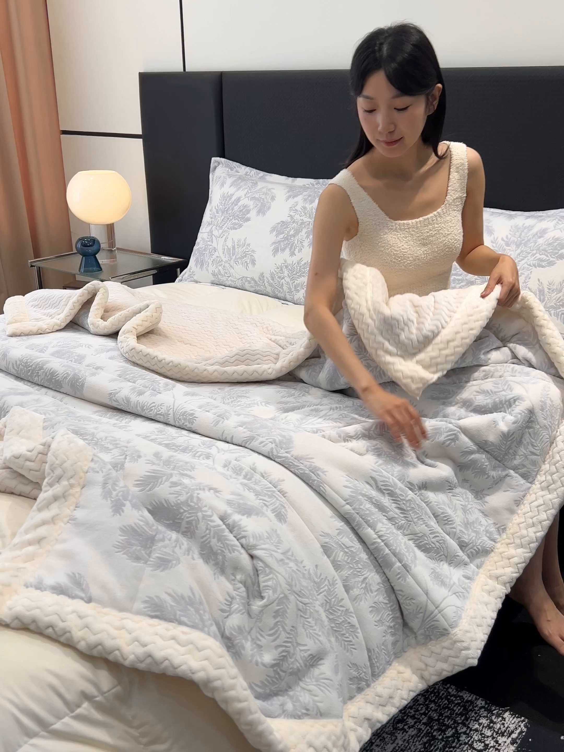 91家纺网 家纺一手货源 找家纺 倾慕家纺 2026新款雕花绒贝贝绒三层复合保暖毯 三层毯乐枝蓝