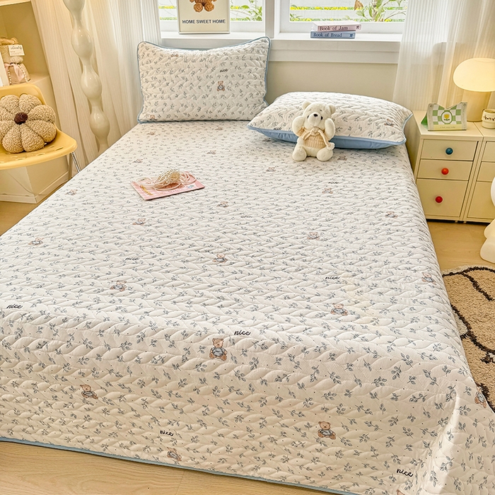 91家纺网 家纺一手货源 找家纺 汣沐生活 2025新款可水洗针织棉印花款夹棉床盖床盖三件套 小熊山茶