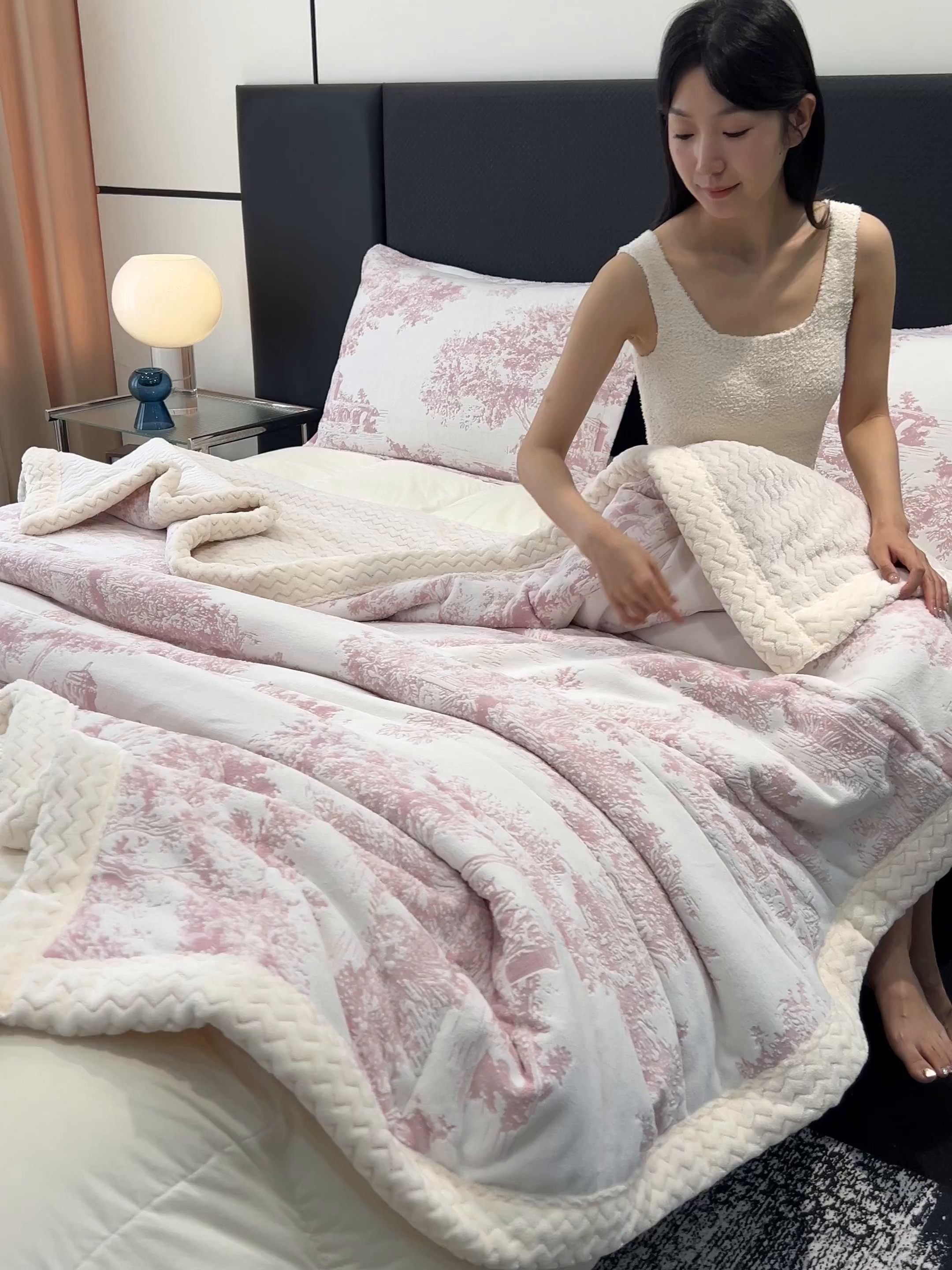 91家纺网 家纺一手货源 找家纺 倾慕家纺 2026新款雕花绒贝贝绒三层复合保暖毯 三层毯云思木想粉