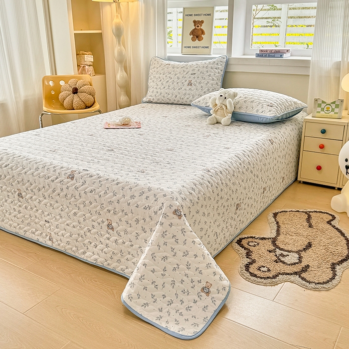 91家纺网 家纺一手货源 找家纺 汣沐生活 2025新款可水洗针织棉印花款夹棉床盖床盖三件套 小熊山茶