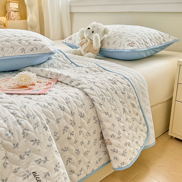 91家纺网 家纺一手货源 找家纺 汣沐生活 2025新款可水洗针织棉印花款夹棉床盖床盖三件套 小熊山茶