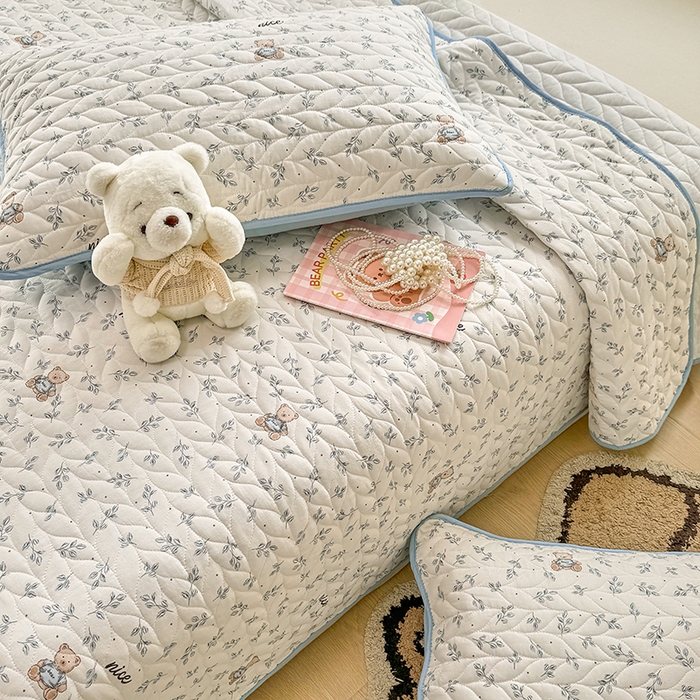 91家纺网 家纺一手货源 找家纺 汣沐生活 2025新款可水洗针织棉印花款夹棉床盖床盖三件套 小熊山茶