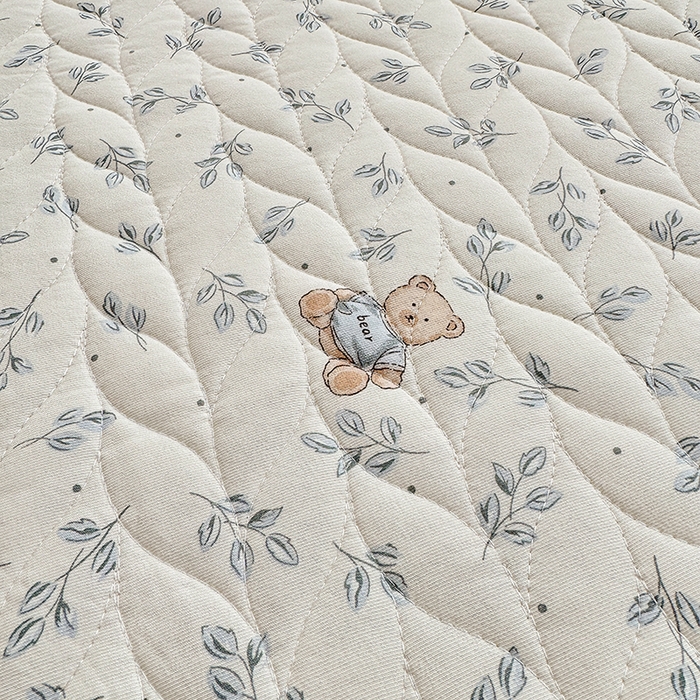 91家纺网 家纺一手货源 找家纺 汣沐生活 2025新款可水洗针织棉印花款夹棉床盖床盖三件套 小熊山茶