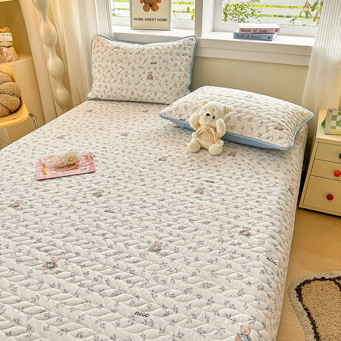 91家纺网 家纺一手货源 找家纺 汣沐生活 2025新款可水洗针织棉印花款夹棉床盖床盖三件套 小熊山茶