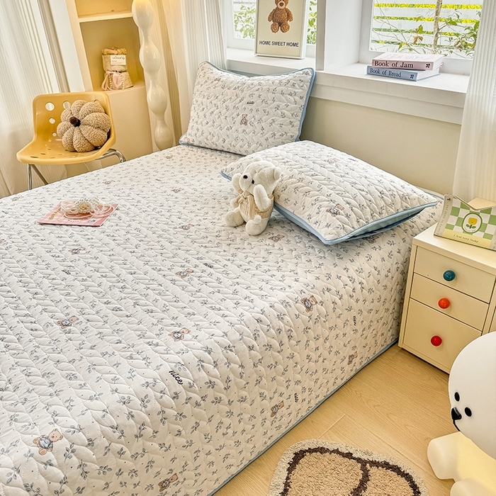 91家纺网 家纺一手货源 找家纺 汣沐生活 2025新款可水洗针织棉印花款夹棉床盖床盖三件套 小熊山茶