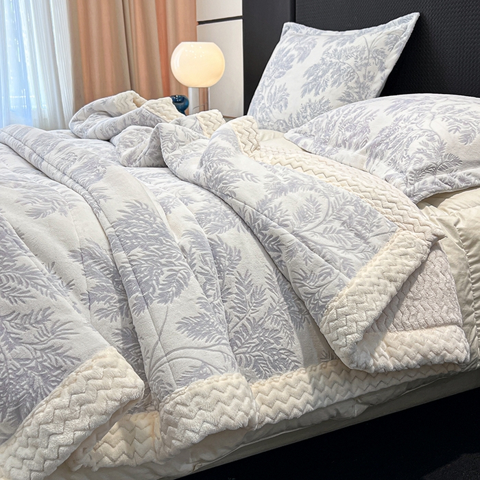 91家纺网 家纺一手货源 找家纺 倾慕家纺 2026新款雕花绒贝贝绒三层复合保暖毯 三层毯乐枝蓝