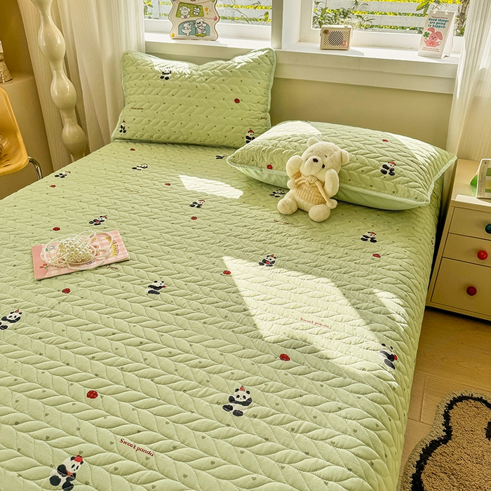 91家纺网 家纺一手货源 找家纺 汣沐生活 2025新款可水洗针织棉印花款夹棉床盖床盖三件套 熊猫滚滚-绿