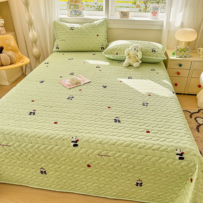 91家纺网 家纺一手货源 找家纺 汣沐生活 2025新款可水洗针织棉印花款夹棉床盖床盖三件套 熊猫滚滚-绿