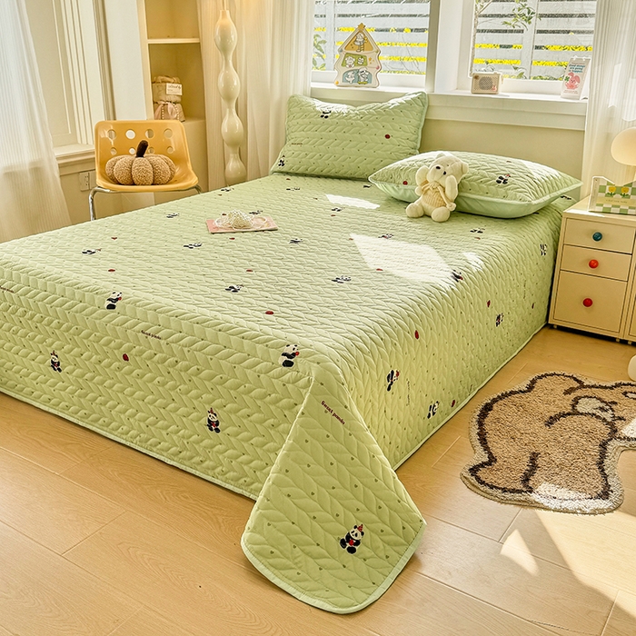 91家纺网 家纺一手货源 找家纺 汣沐生活 2025新款可水洗针织棉印花款夹棉床盖床盖三件套 熊猫滚滚-绿