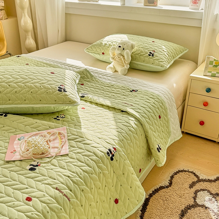 91家纺网 家纺一手货源 找家纺 汣沐生活 2025新款可水洗针织棉印花款夹棉床盖床盖三件套 熊猫滚滚-绿