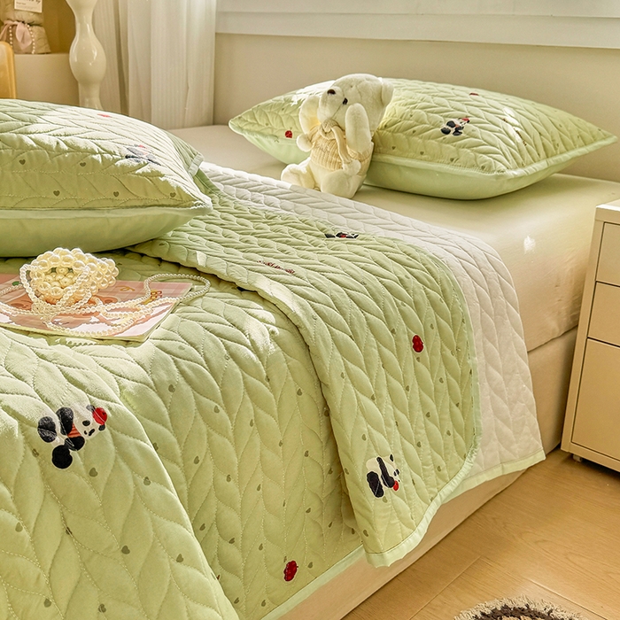 91家纺网 家纺一手货源 找家纺 汣沐生活 2025新款可水洗针织棉印花款夹棉床盖床盖三件套 熊猫滚滚-绿