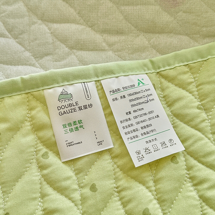 91家纺网 家纺一手货源 找家纺 汣沐生活 2025新款可水洗针织棉印花款夹棉床盖床盖三件套 熊猫滚滚-绿