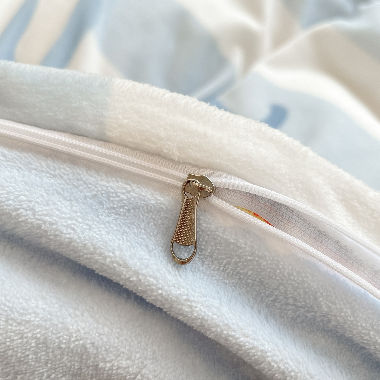 91家纺网 家纺一手货源 找家纺 博雅 2025新款三丽鸥正版授权高克重大版牛奶绒四件套 牛奶绒大版-冰淇淋玉桂狗