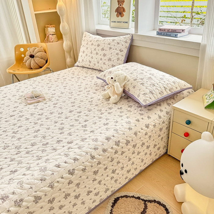 91家纺网 家纺一手货源 找家纺 汣沐生活 2025新款可水洗针织棉印花款夹棉床盖床盖三件套 紫薇风铃