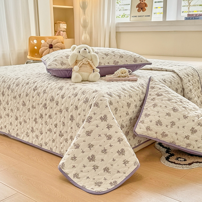 91家纺网 家纺一手货源 找家纺 汣沐生活 2025新款可水洗针织棉印花款夹棉床盖床盖三件套 紫薇风铃