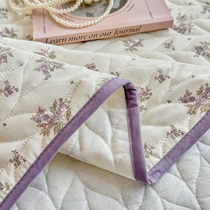 91家纺网 家纺一手货源 找家纺 汣沐生活 2025新款可水洗针织棉印花款夹棉床盖床盖三件套 紫薇风铃