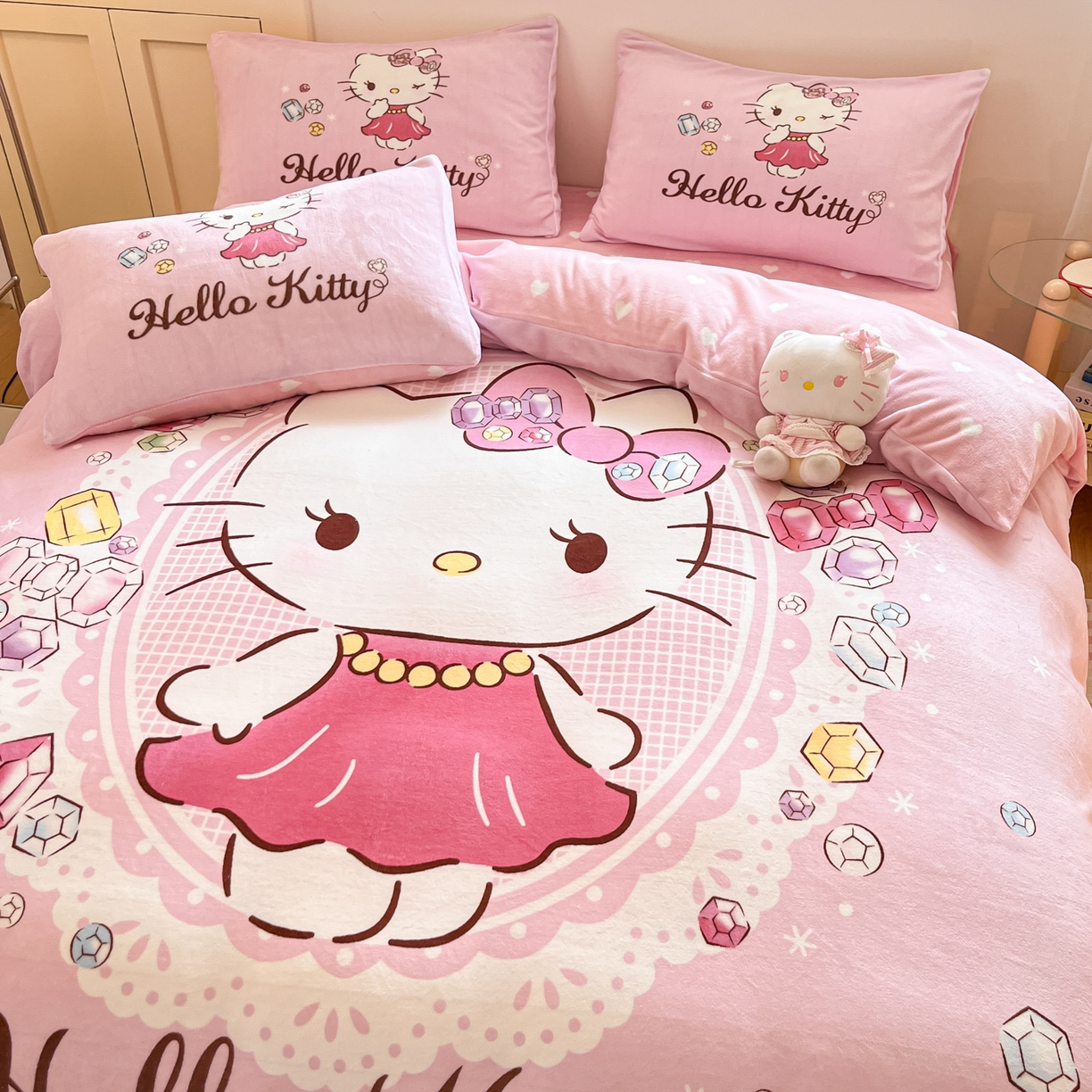 91家纺网 家纺一手货源 找家纺 博雅 2025新款三丽鸥正版授权高克重大版牛奶绒四件套 牛奶绒大版-花花KT猫