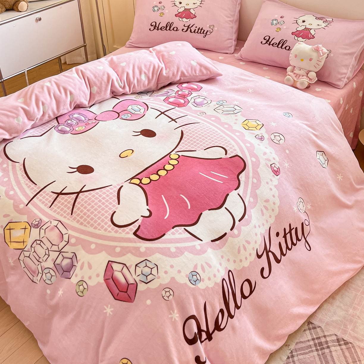 91家纺网 家纺一手货源 找家纺 博雅 2025新款三丽鸥正版授权高克重大版牛奶绒四件套 牛奶绒大版-花花KT猫