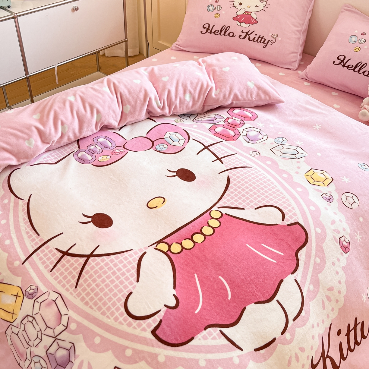 91家纺网 家纺一手货源 找家纺 博雅 2025新款三丽鸥正版授权高克重大版牛奶绒四件套 牛奶绒大版-花花KT猫