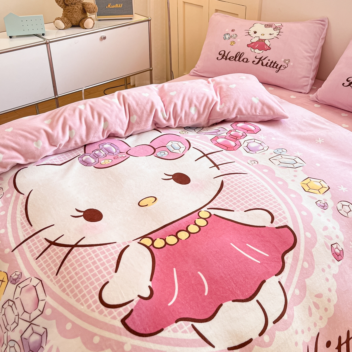 91家纺网 家纺一手货源 找家纺 博雅 2025新款三丽鸥正版授权高克重大版牛奶绒四件套 牛奶绒大版-花花KT猫