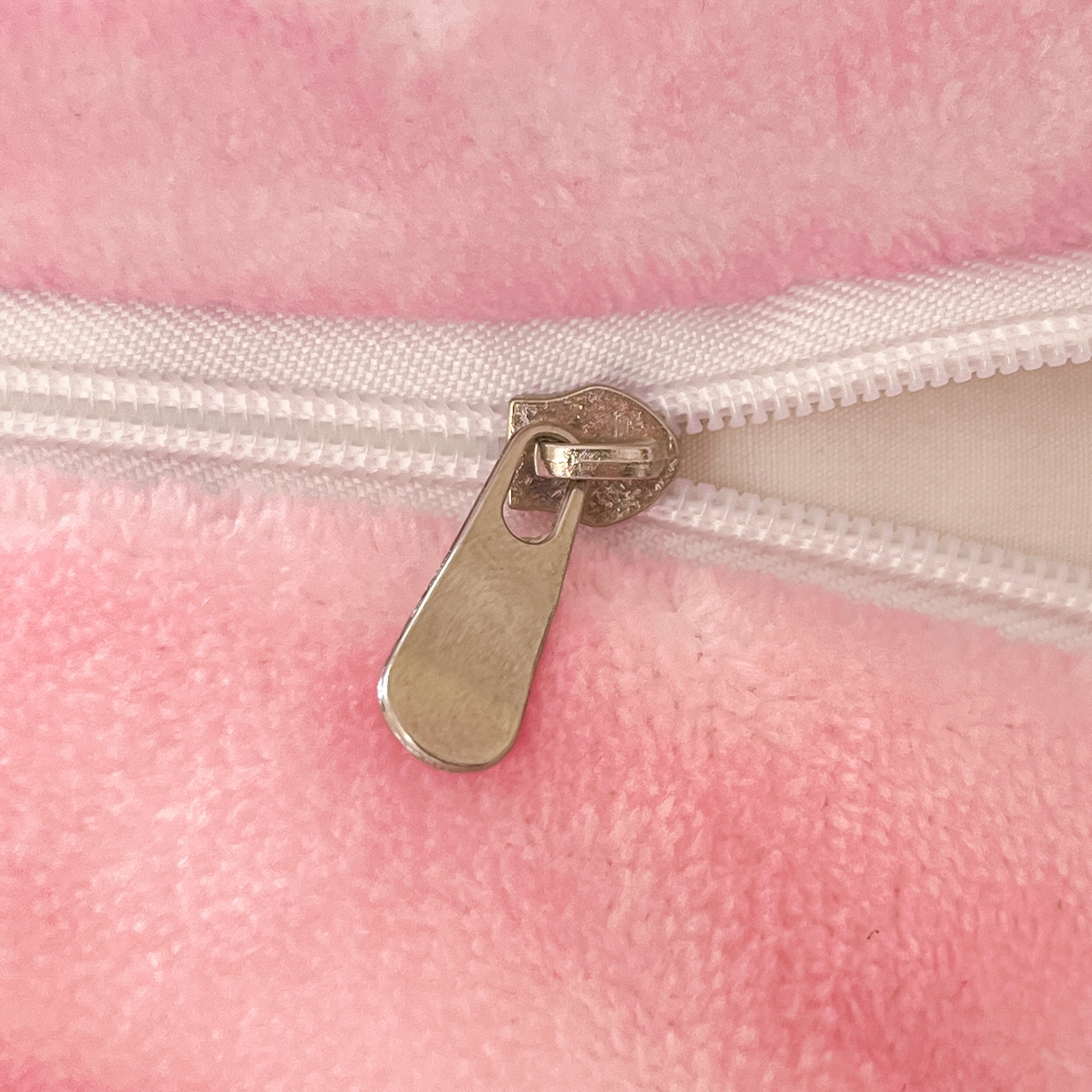 91家纺网 家纺一手货源 找家纺 博雅 2025新款三丽鸥正版授权高克重大版牛奶绒四件套 牛奶绒大版-花花KT猫