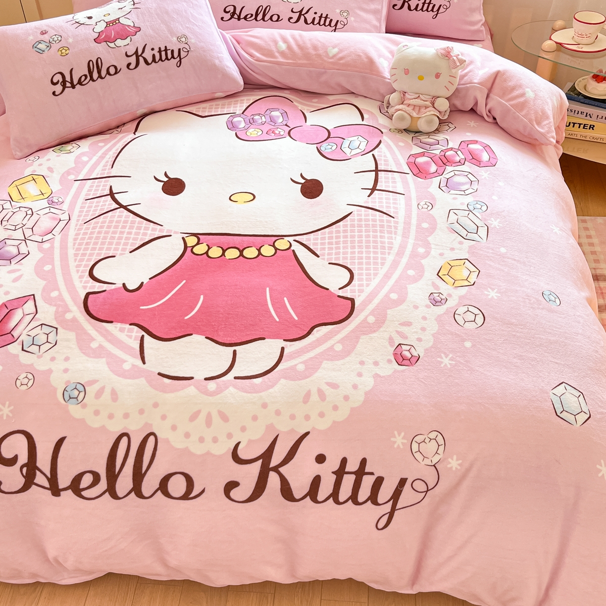 91家纺网 家纺一手货源 找家纺 博雅 2025新款三丽鸥正版授权高克重大版牛奶绒四件套 牛奶绒大版-花花KT猫