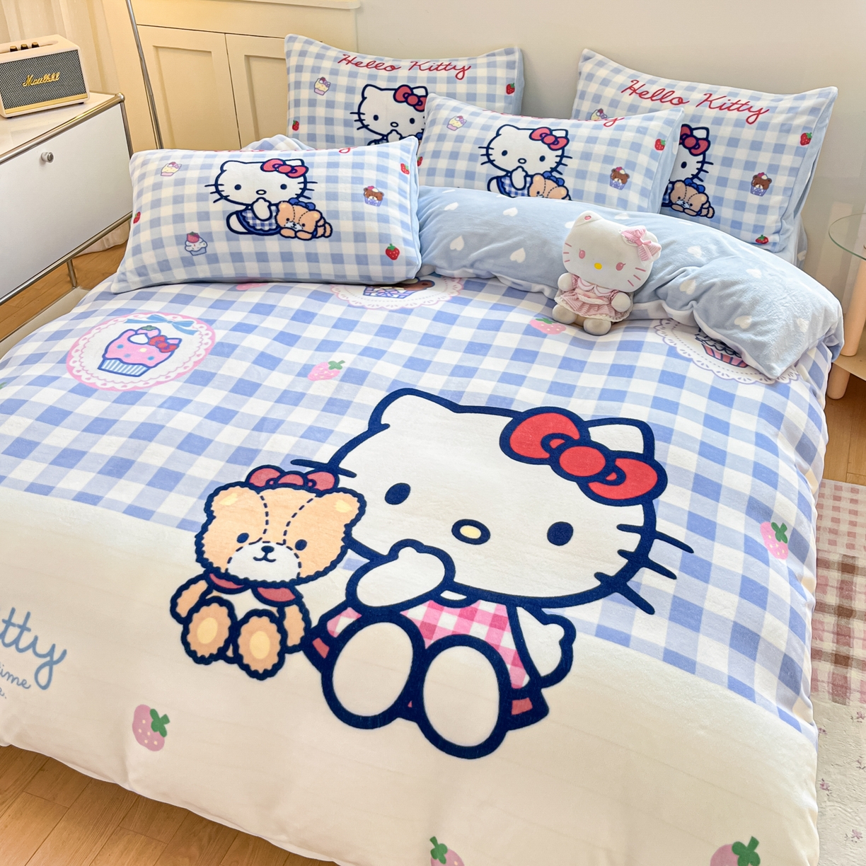 91家纺网 家纺一手货源 找家纺 博雅 2025新款三丽鸥正版授权高克重大版牛奶绒四件套 牛奶绒大版-蓝格KT