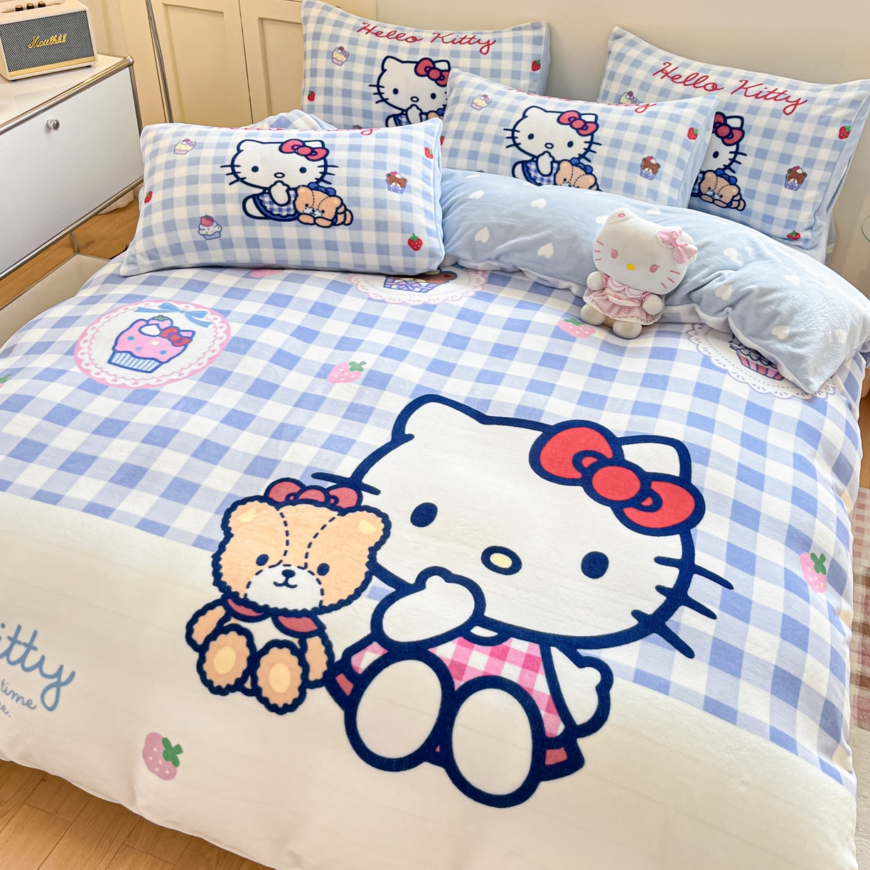 91家纺网 家纺一手货源 找家纺 博雅 2025新款三丽鸥正版授权高克重大版牛奶绒四件套 牛奶绒大版-蓝格KT