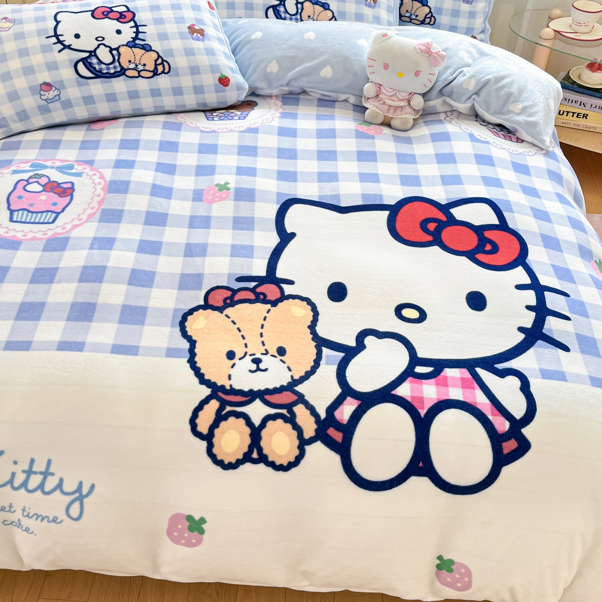 91家纺网 家纺一手货源 找家纺 博雅 2025新款三丽鸥正版授权高克重大版牛奶绒四件套 牛奶绒大版-蓝格KT