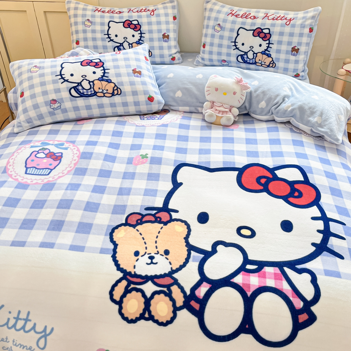 91家纺网 家纺一手货源 找家纺 博雅 2025新款三丽鸥正版授权高克重大版牛奶绒四件套 牛奶绒大版-蓝格KT