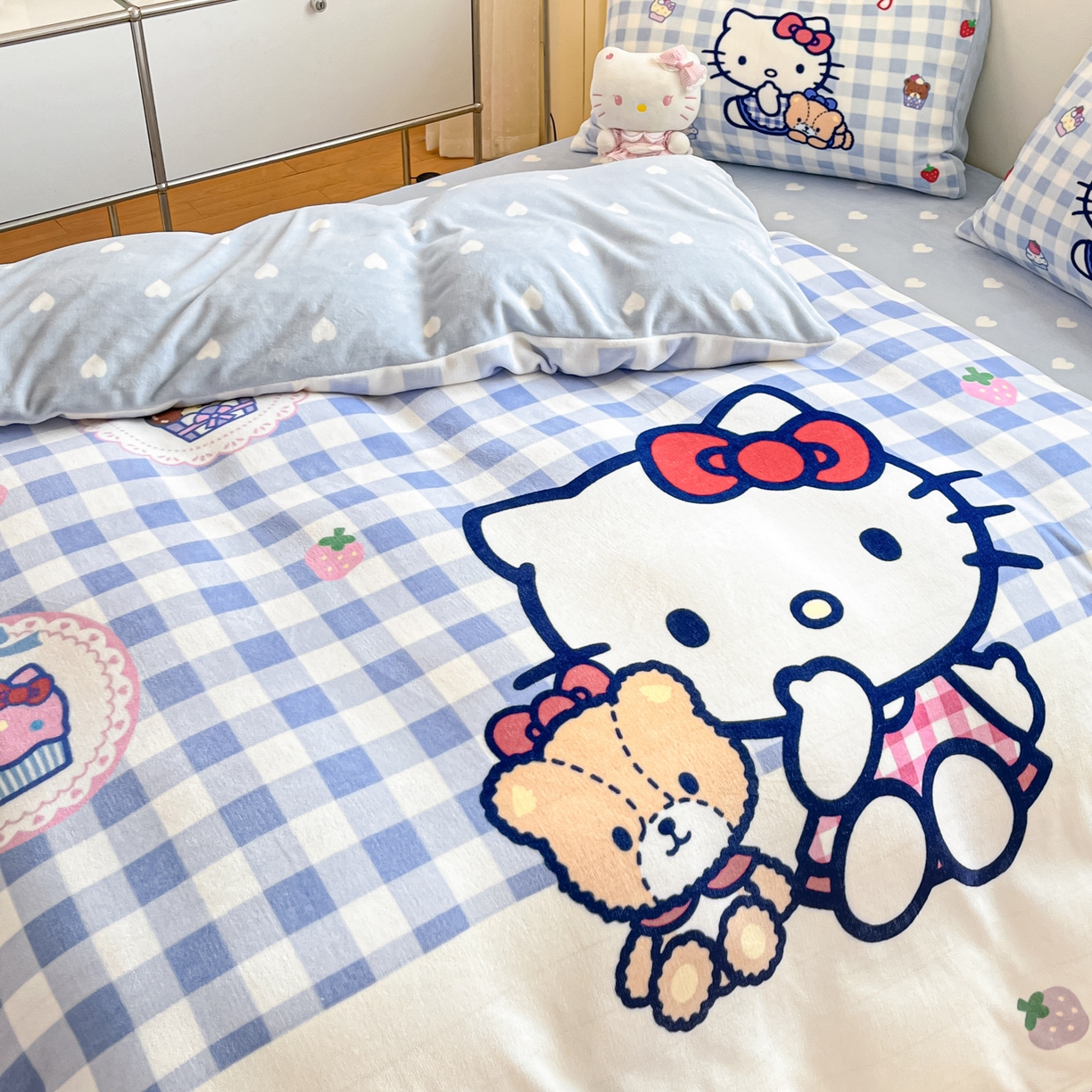 91家纺网 家纺一手货源 找家纺 博雅 2025新款三丽鸥正版授权高克重大版牛奶绒四件套 牛奶绒大版-蓝格KT