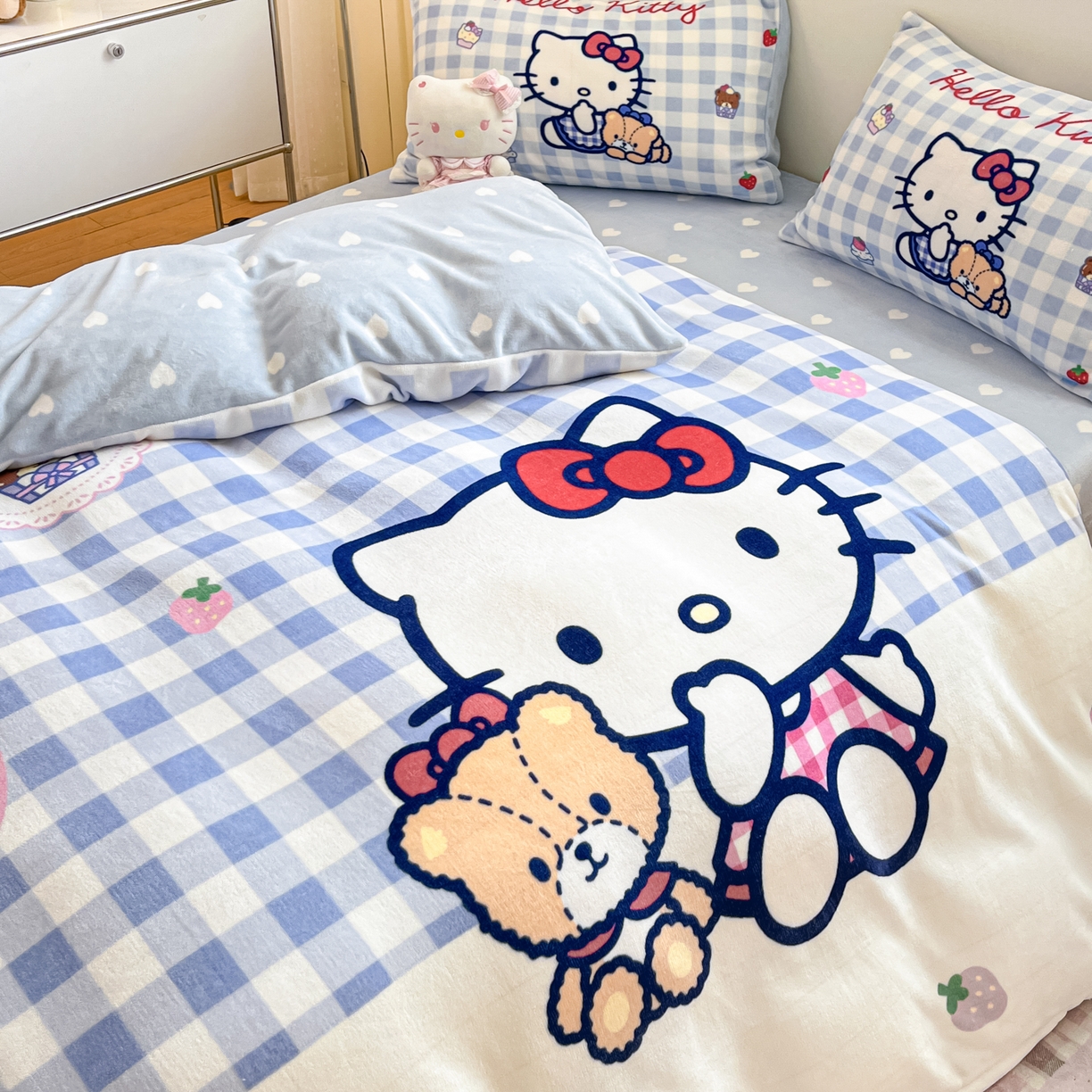 91家纺网 家纺一手货源 找家纺 博雅 2025新款三丽鸥正版授权高克重大版牛奶绒四件套 牛奶绒大版-蓝格KT