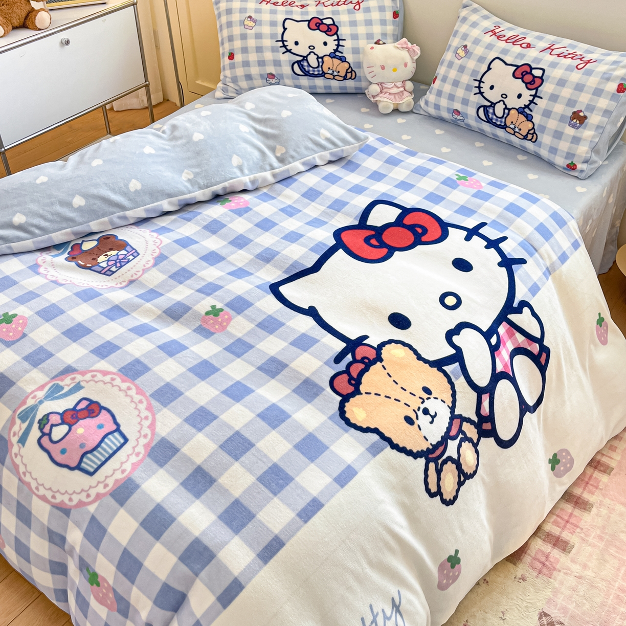 91家纺网 家纺一手货源 找家纺 博雅 2025新款三丽鸥正版授权高克重大版牛奶绒四件套 牛奶绒大版-蓝格KT