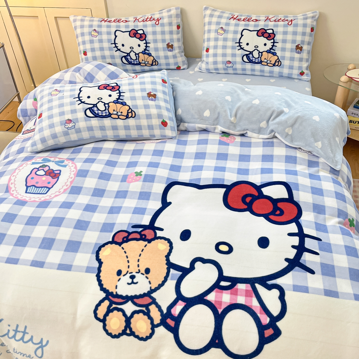 91家纺网 家纺一手货源 找家纺 博雅 2025新款三丽鸥正版授权高克重大版牛奶绒四件套 牛奶绒大版-蓝格KT